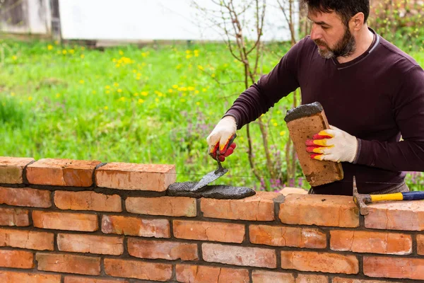 Uomo Costruisce Muro Mattoni Posa Mattone Una Malta Cemento Sabbia — Foto Stock