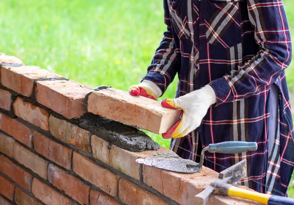 Jeune Femme Construit Mur Briques Pose Des Briques Sur Mortier Images De Stock Libres De Droits
