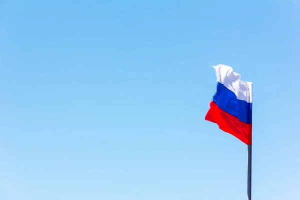 Rosyjska Flaga Trzepocze Wietrze Nad Błękitnym Niebem — Zdjęcie stockowe