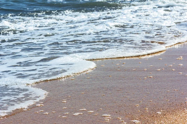 Onda Mare Schiumosa Rotola Sulla Spiaggia Sabbiosa Una Giornata Estiva — Foto Stock