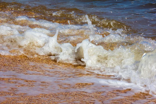 Schiumosa Onda Del Mare Rotola Sulla Riva Sabbiosa Della Spiaggia — Foto Stock