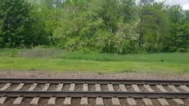 Hareket eden bir trenin penceresinden güzel bir bahar ya da yaz manzarası