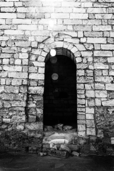 Dveře Pevnosti Zřícenin Starobylého Města Slunečním Světle Černobílá Fotografie — Stock fotografie