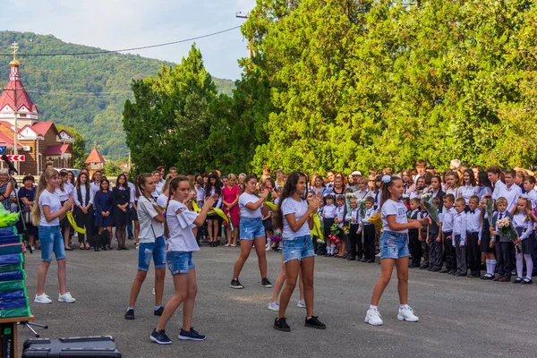 Adygea ロシア 2019年9月2日 学校年の開会式で演奏する女子学生のダンスグループ — ストック写真