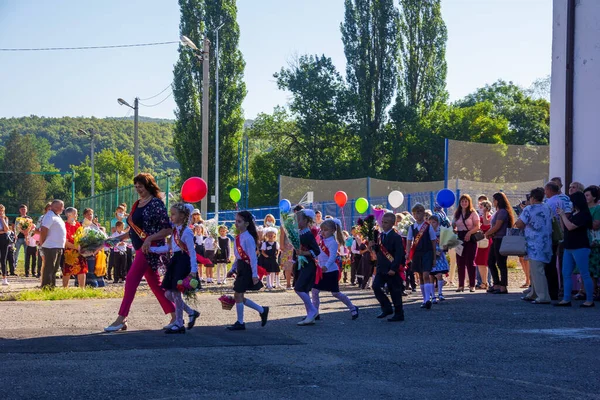 Adygea Rosja Września 2020 Szczęśliwa Uśmiechnięta Nauczycielka Bukietem Kwiatów Spaceruje — Zdjęcie stockowe