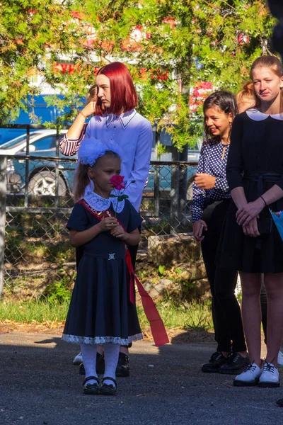 Adygea Rusland September 2020 Een Eerstejaars Meisje Met Een Rozenbloem — Stockfoto