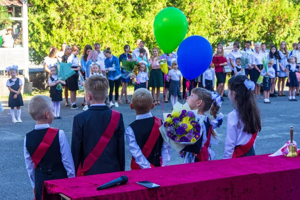 Adygea Russland September 2020 Erstklässler Mit Blumensträußen Und Luftballons Der — Stockfoto