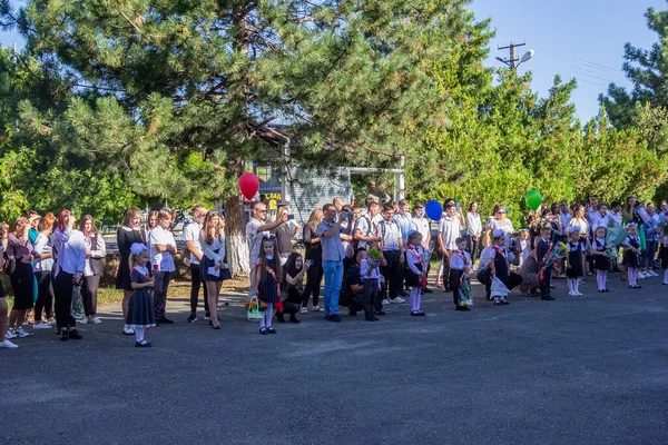 Adygea Rusia Septiembre 2020 Escolares Maestros Padres Una Reunión Solemne — Foto de Stock