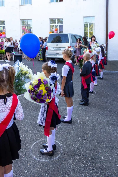 ロシア アディゲ 2020年9月1日知識の日に厳かな式典で学校で花や風船の花束を持つ1年生 — ストック写真