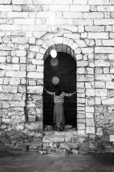 Una Joven Mujer Pie Con Espalda Sobre Las Ruinas Una — Foto de Stock