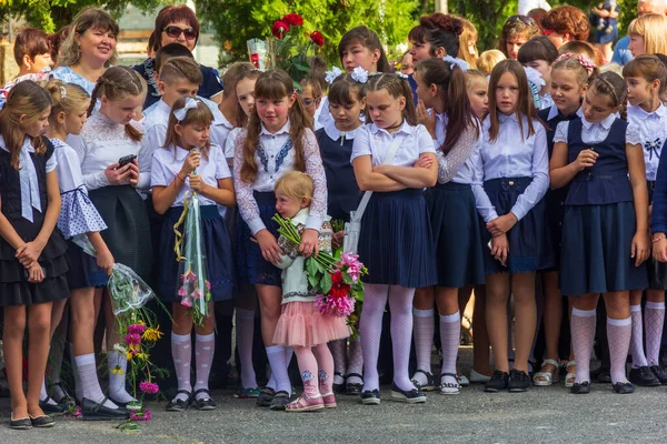 Adygea Rusia Septiembre 2019 Los Escolares Están Pie Línea Solemne — Foto de Stock