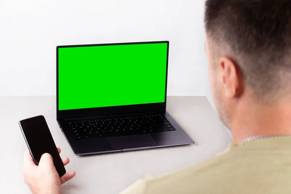 Elinde Telefon Olan Bir Adam Monitöründe Yeşil Renkli Anahtar Modeli — Stok fotoğraf