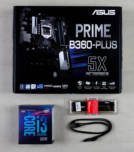 Maykop Rusia Noviembre 2018 Asus Motherboard Box Procesador Intel Kingston Imagen de stock