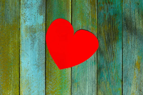 Grande cuore di carta rossa su uno sfondo di vecchie assi di legno colorate. Il concetto di amore, relazione, matrimonio, San Valentino. Ricevuto. Spazio libero per il testo — Foto Stock