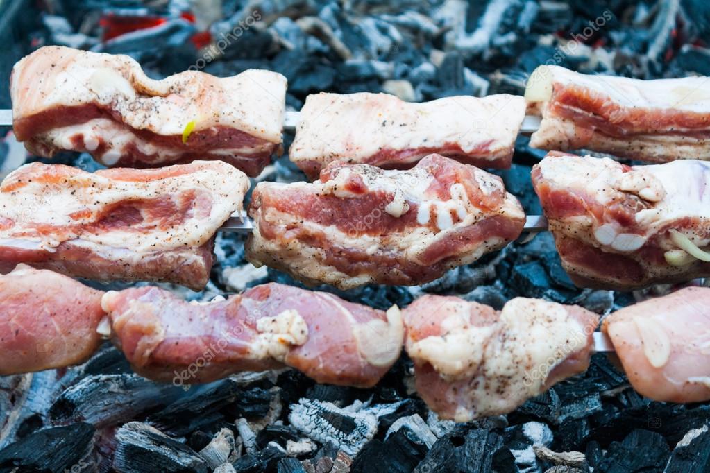 preparation of a shish kebab from pork meat on coals — 图库照片