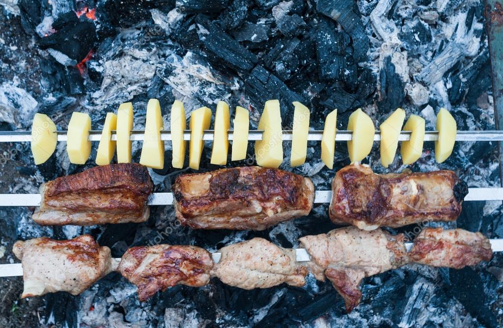 preparation of a shish kebab from pork meat on coals — 图库照片