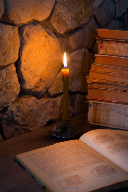 Yanan Mum ve eski kitaplar