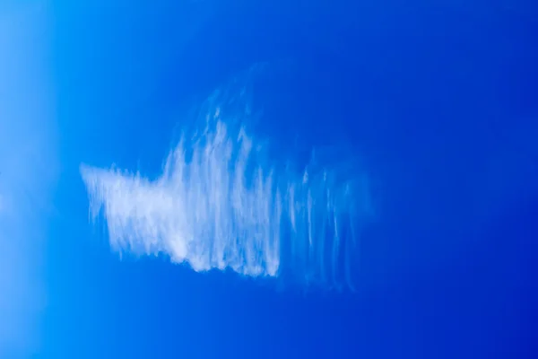 Hermosa nube de cirros en el cielo azul —  Fotos de Stock