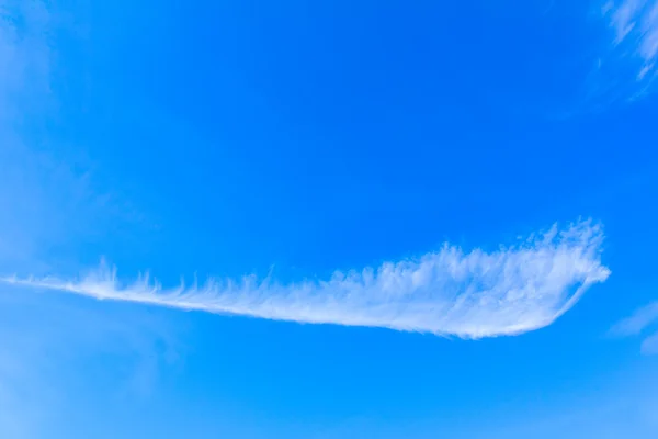 Bela nuvem branca como uma pena de pássaro no céu azul — Fotografia de Stock