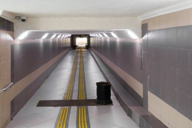 düşük bir tavan ile karayolu altında yanan yeraltı geçidi