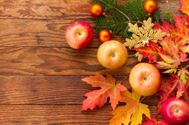 Olgun elma, renkli akçaağaç yaprakları, köknar dalı Noel ile veya