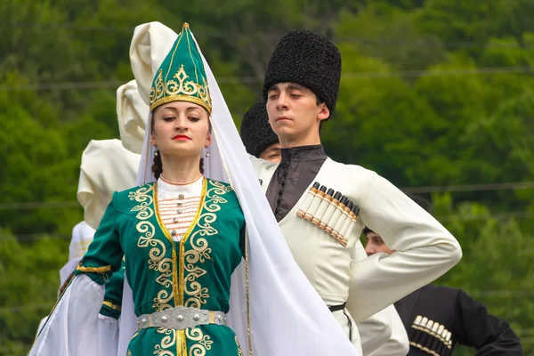 Chicos y chicas jóvenes bailarines en vestidos tradicionales de Adyghe, bailan en un etnofestival en las estribaciones del Cáucaso en Adygea — Foto de Stock