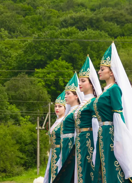 Chicas jóvenes en trajes nacionales Adyghe bailando danza tradicional en un etnofestival en las estribaciones del Cáucaso en Adygea — Foto de Stock