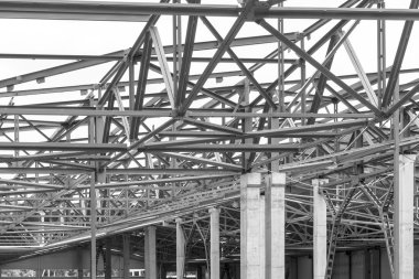 çatı çerçevelemek--dan yeni inşa edilen üretim tesisi, siyah beyaz fotoğraf üzerinde metal parçalar