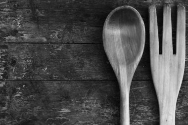 Eski doku arka plan kirli eski püskü ahır panoları ve tahta kaşık ve çatal. Rustik mutfak konsepti. Üstten Görünüm. Metin için özgür yer. Uzay kopyalayın. Siyah ve beyaz fotoğraf