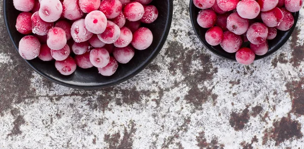 Cerezas rojas congeladas en la superficie de metal blanco despojado. Enfoque selectivo. Espacio libre para texto. Copiar espacio . — Foto de Stock