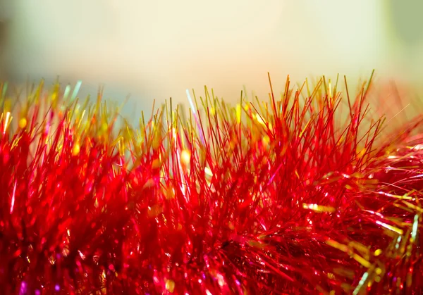 Χριστουγεννιάτικη εορταστική υπόβαθρο λαμπερό χριστουγεννιάτικο δέντρο στολίδια. Επιλεκτική εστίαση. Θολή μακρο φωτογραφία. Η έννοια των Χριστουγέννων και της Πρωτοχρονιάς. Ελεύθερος χώρος για το κείμενο. Χώρο αντίγραφο — Φωτογραφία Αρχείου