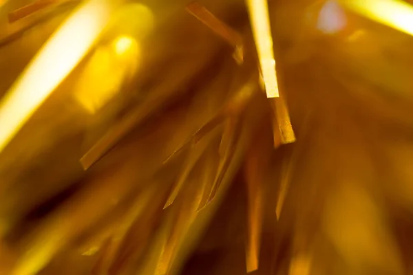 Natal fundo festivo de ouropel árvore de Natal brilhante. Foco seletivo. Foto macro borrada. O conceito de Natal e Ano Novo. Espaço livre para texto. Espaço de cópia — Fotografia de Stock