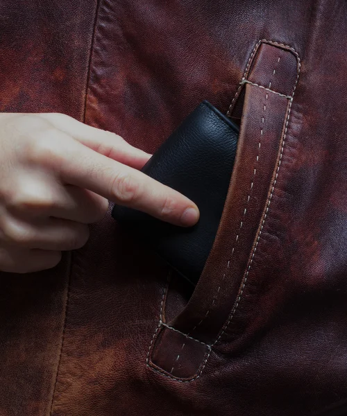 A mão do homem branco tira uma carteira do bolso do outro. O conceito de roubar dinheiro, crime — Fotografia de Stock