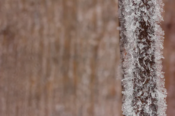Viso in metallo arrugginito ricoperto di gelo sullo sfondo sfocato della texture in legno marrone. Focus selettivo, bassa profondita 'di campo. Ricevuto. Spazio libero per il testo — Foto Stock