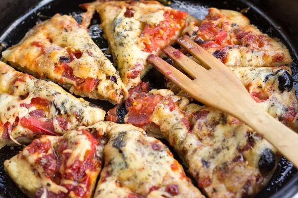 Пицца с помидорами, колбасой и сыром. Селективный фокус — стоковое фото