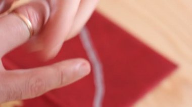 Beyaz erkek zorla bir altın alyans parmağını alır ve yırtık kırmızı kapak atar. Boşanma, ilişkilerinin kopma kavramı. seçici odak