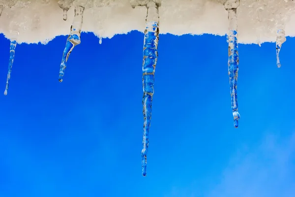 Disgelo primaverile, ghiaccioli su sfondo cielo blu — Foto Stock