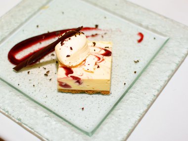 Peynirli kek yemek üzerine