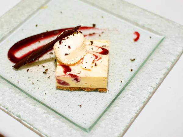 Peynirli kek yemek üzerine