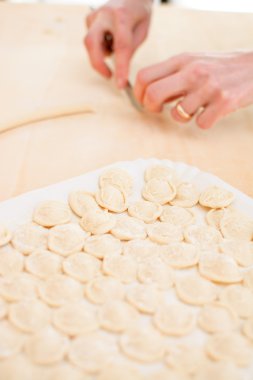 Orecchiette ham ev yapımı bulanık ve eller