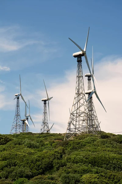 Vindkraftverk på kullen i blå himmel — Stockfoto