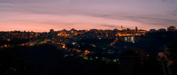 Chieti, pequena cidade em Abruzzo, ao pôr do sol (Itália ) — Fotografia de Stock