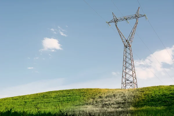 Elettromagnetic förorening av Pylon på grön kulle — Stockfoto
