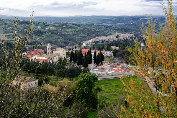 Campo con Santuario de la Santa Faz y el pueblo de Letto — Foto de Stock