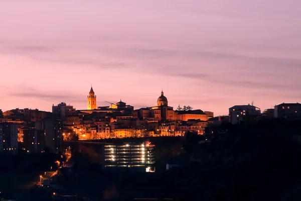 Chieti, pequeña ciudad en Abruzzo, al atardecer (Italia) ) — Foto de Stock