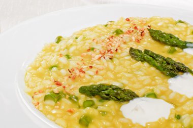 Risotto ile kuşkonmaz ve fındık