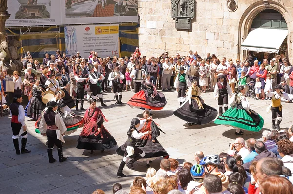 Santiago de compostela, 2. Juni 2011: Volkstanz auf dem Platz — Stockfoto