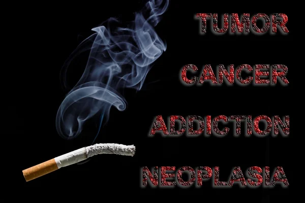 Spálené cigaretu a text rakovina, nádor, závislost a neoplazie — Stock fotografie