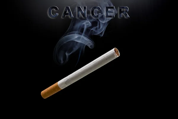 Cigaretu, kouř a text rakovina — Stock fotografie