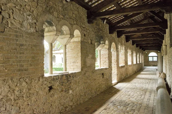Cloister in the Abbey of San Giovanni in Venere in Fossacesia (I — Stock Photo, Image
